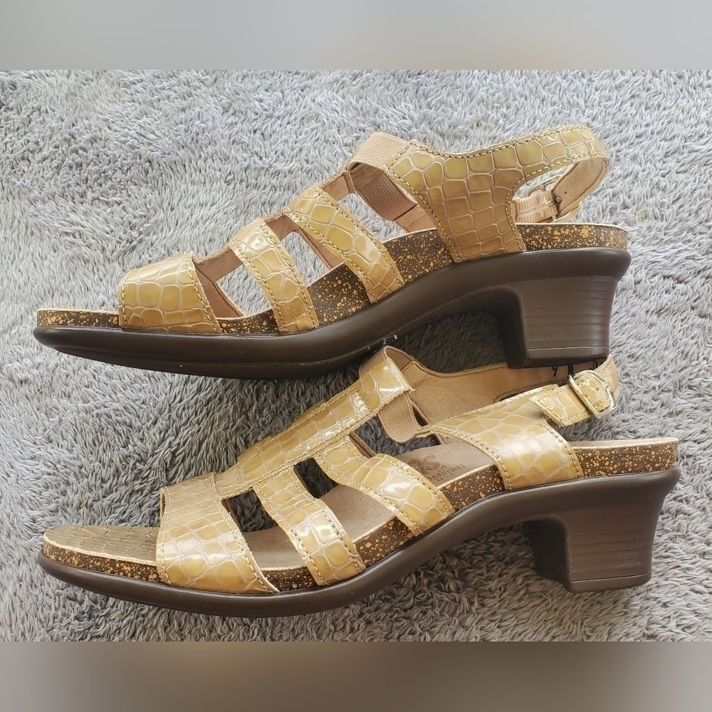 New WOMENS sas sandals crocodile print brown narrow block heel never worn buckle